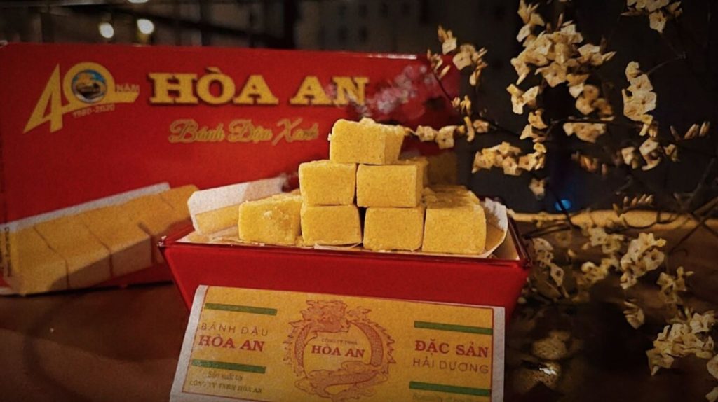 Những viên bánh đậu xanh Hải Dương màu vàng xếp cạnh hộp quà