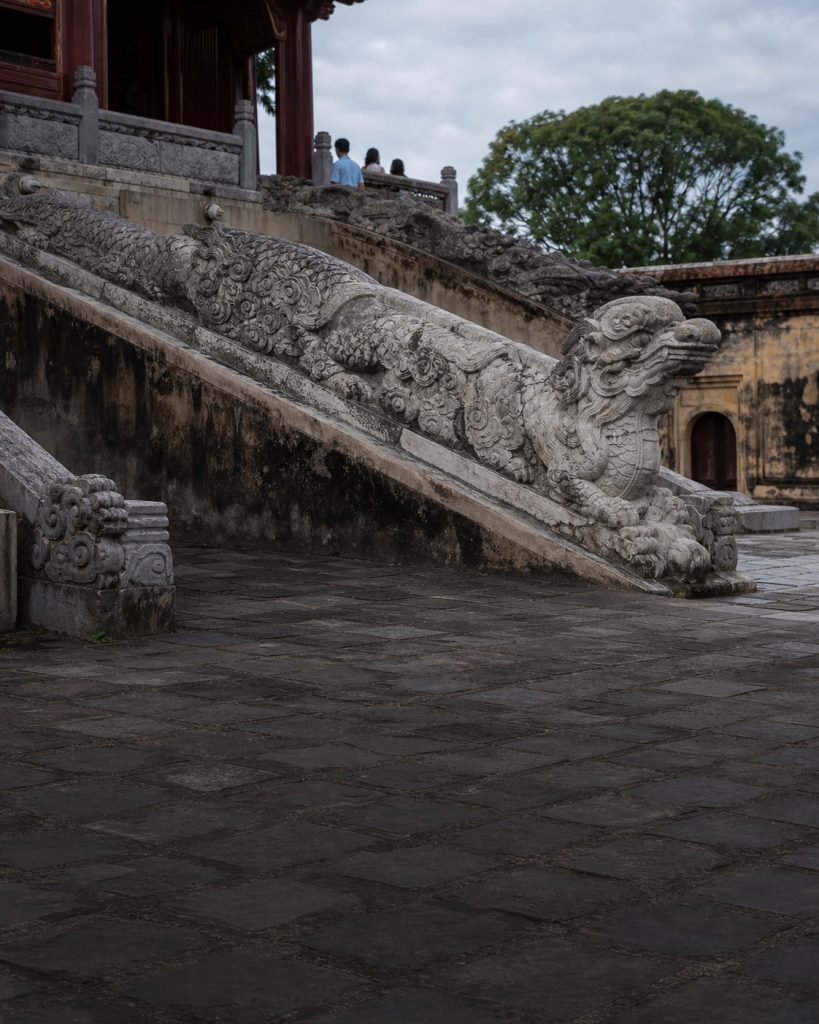 Bậc thềm đá chạm rồng tại nền điện Kính Thiên trong Hoàng thành Thăng Long