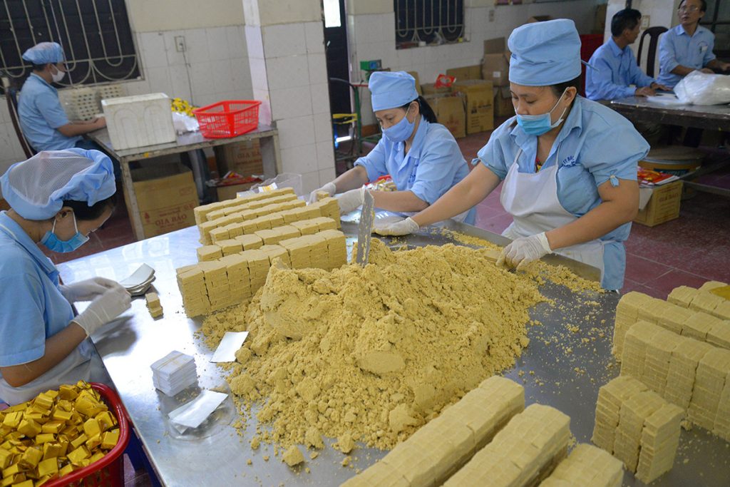 Công đoạn chia và đóng bánh đậu xanh trong cơ sở sản xuất tại Hải Dương