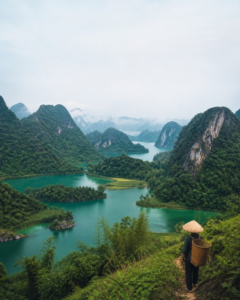 Hồ xanh và núi đá vôi trong Công viên địa chất Non nước Cao Bằng
