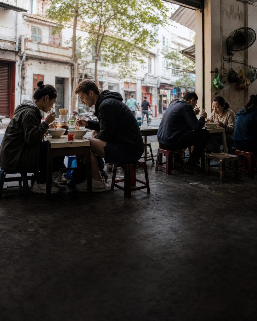 Thực khách dùng phở trong một quán nhỏ ở Hà Nội vào buổi sáng